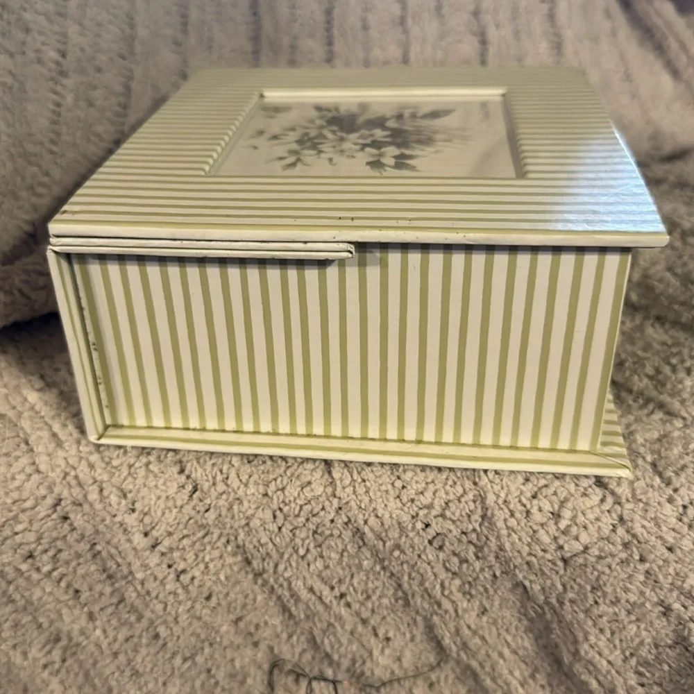 Nature’s Sketchbook by Marjolein Bastin sage green /cream keepsake and note box